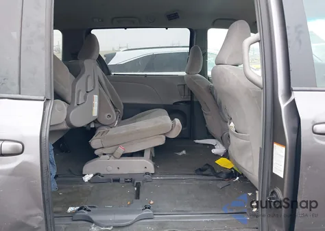 2017 Toyota Sienna Le 8 Passenger z USA, uszkodzony, nr VIN 5TDKZ3DC9HS858810